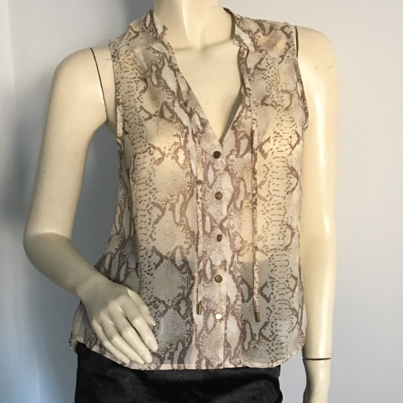 H&M Tops - 🔵 Snakeskin printed button up top